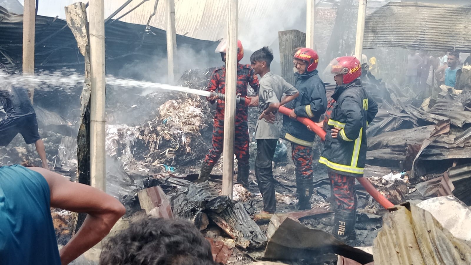 সৈয়দপুরে তুলার মিল ও গোডাউনে ভয়াবহ অগ্নিকাণ্ড, ক্ষতিগ্রস্ত একাধিক ব্যবসাপ্রতিষ্ঠান